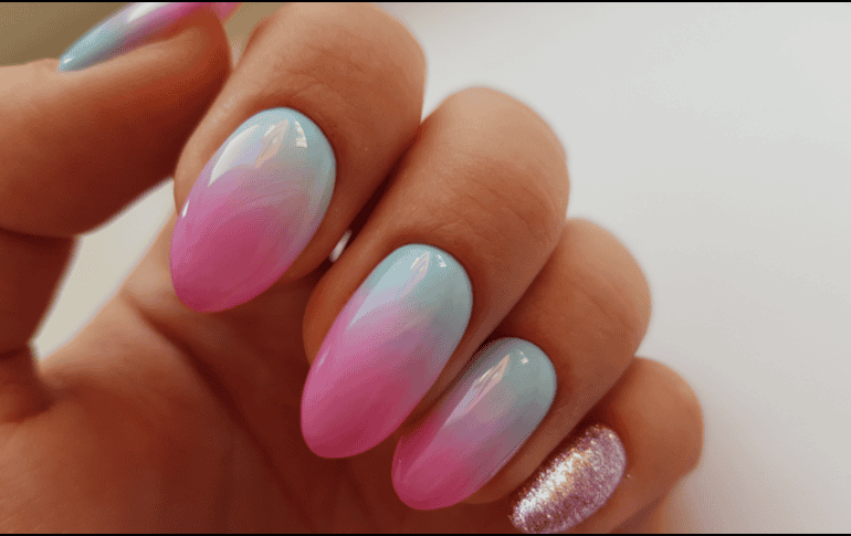 El gran éxito de las uñas aura está en su versatilidad, ya que pueden ser tan sutiles o tan llamativas como tú quieras, dependiendo de los colores, la intensidad del difuminado y los detalles que elijas. CANVA