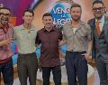 Frankie Muniz, Justin Berfield y Christopher Masterson posaron sonrientes con los conductores de Venga la Alegría. X