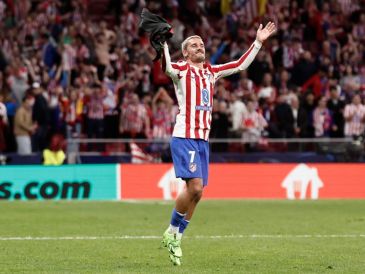 Antoine Griezmann celebra con la afición el pase a semifinales después de vencer al FC Barcelona. EFE.