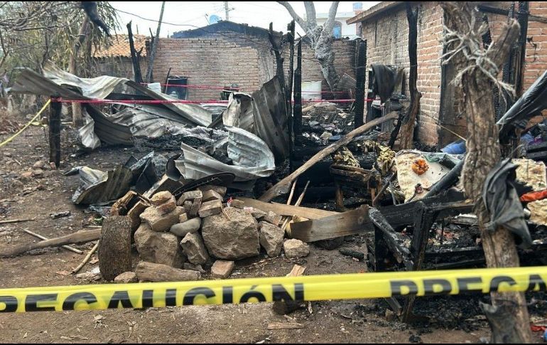 El incendio también provocó daños en al menos tres viviendas aledañas, lo que obligó a los cuerpos de emergencia a realizar maniobras para evitar su propagación a otras fincas. ESPECIAL