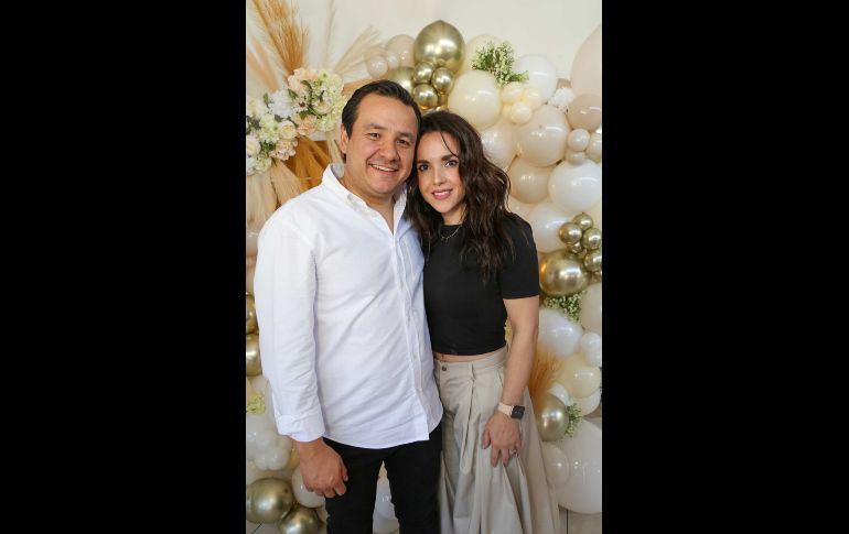 Jorge Espinosa y Denisse Warren. GENTE BIEN JALISCO / Cumpleaños de Viviana Padilla