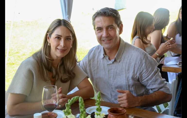 Juan Carlos de la Cerda y Karina Heras. GENTE BIEN JALISCO /  Revista del 17 de abril 2026