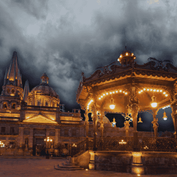 Los modelos climáticos más precisos apuntan a que el próximo domingo 19 de abril se registrarán las primeras lluvias ligeras en la región centro de Jalisco. ESPECIAL / CANVA