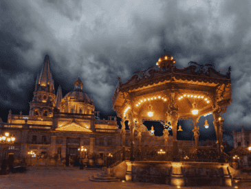 Los modelos climáticos más precisos apuntan a que el próximo domingo 19 de abril se registrarán las primeras lluvias ligeras en la región centro de Jalisco. ESPECIAL / CANVA