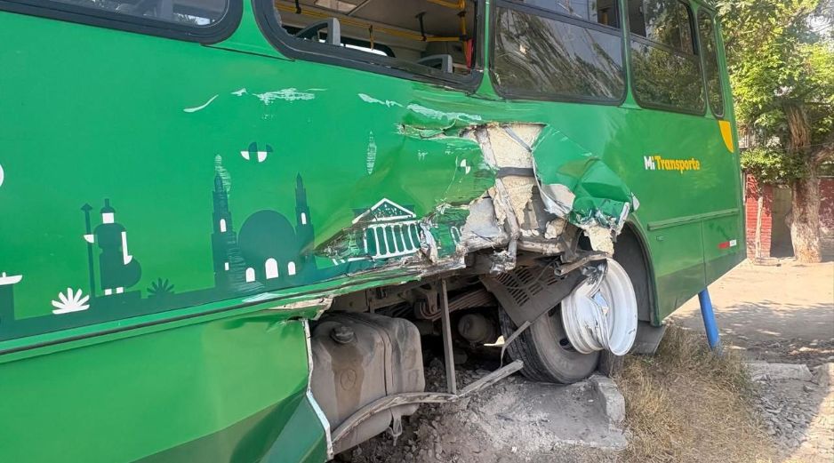 El percance ocurrió en el cruce de Juan de la Barrera y Barrancones, lo que generó la movilización de cuerpos de emergencia. CORTESÍA/POLICÍA DE TLAQUEPAQUE