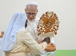 Una religiosa le da un obsequio al papa León XIV durante su visita en Camerún. EFE/A. Pizzoli