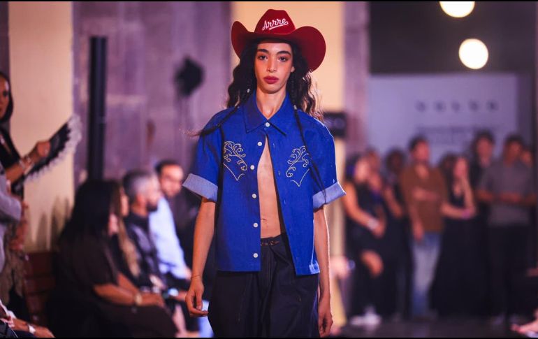 La colección, inspirada en el llamado “Western Mexicano” y en el legado de Vicente Fernández, combina cuero y mezclilla con cortes actuales, en una apuesta por resignificar la vestimenta tradicional. EL INFORMADOR/ J. ACOSTA.