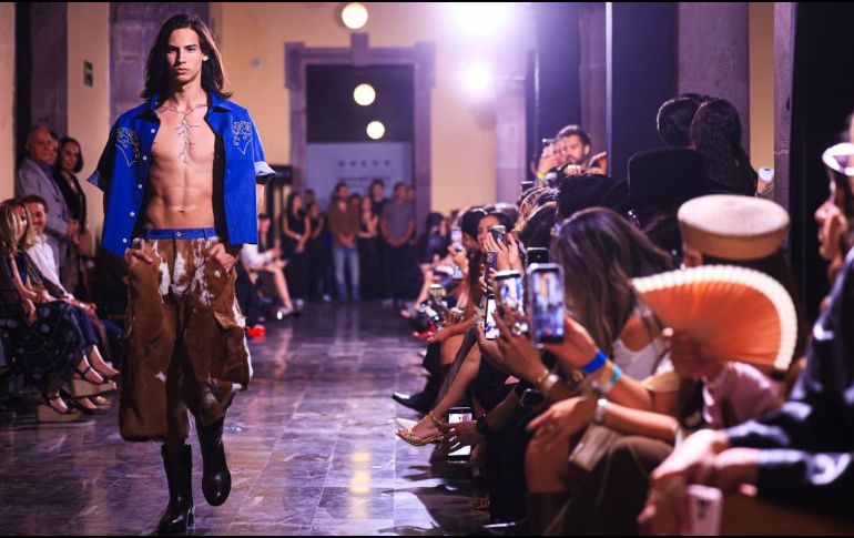 La colección, inspirada en el llamado “Western Mexicano” y en el legado de Vicente Fernández, combina cuero y mezclilla con cortes actuales, en una apuesta por resignificar la vestimenta tradicional. EL INFORMADOR/ J. ACOSTA.