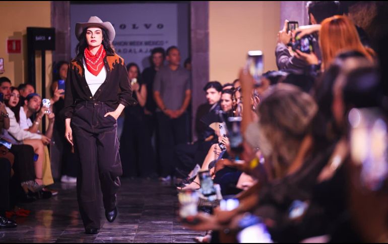 La colección, inspirada en el llamado “Western Mexicano” y en el legado de Vicente Fernández, combina cuero y mezclilla con cortes actuales, en una apuesta por resignificar la vestimenta tradicional. EL INFORMADOR/ J. ACOSTA.