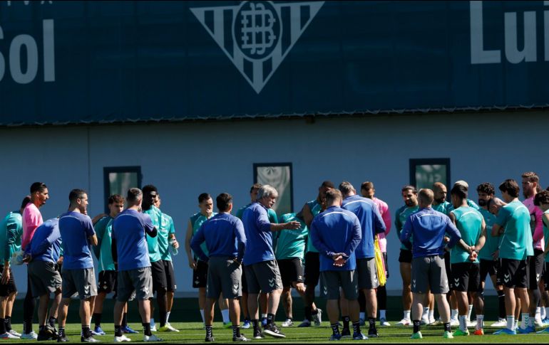 El técnico del Real Betis, Manuel Pellegrini, dirige el entrenamiento del equipo en la víspera del decisivo juego contra el Braga. EFE/. Muñoz