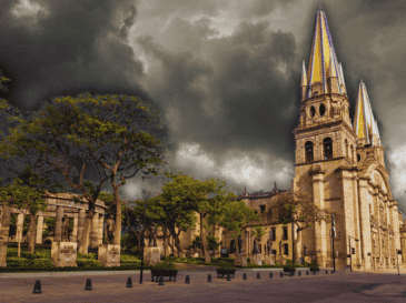 Para el domingo 19 de abril de 2026, los modelos climáticos más precisos apuntan a que el Área Metropolitana de Guadalajara (AMG) registrará lluvia moderada. ESPECIAL / CANVA