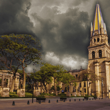 Para el domingo 19 de abril de 2026, los modelos climáticos más precisos apuntan a que el Área Metropolitana de Guadalajara (AMG) registrará lluvia moderada. ESPECIAL / CANVA