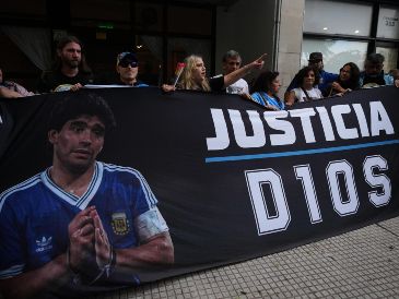 Fans de Diego Maradona se concentraron frente al juzgado el primer día del juicio contra su equipo médico por presunto homicidio por negligencia, en Argentina, el martes 14 de abril de 2026. AP / R. Abd