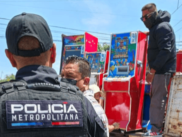 Este 16 de abril, elementos de la Policía Metropolitana  aseguraron 59 máquinas tragamonedas durante un operativo en la colonia La Mojonera. ESPECIAL/Secretaría de Seguridad