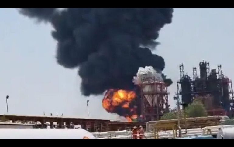 Habitantes de la zona señalaron que se registraron al menos dos explosiones en la planta, lo que generó una densa columna de humo. ESPECIAL/X
