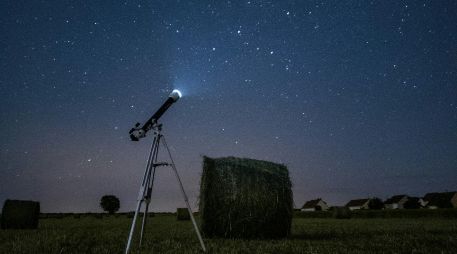 La creciente contaminación lumínica suele opacar estos tenues destellos celestiales, por lo que te recomendamos alejarte lo más posible de las luces de la ciudad. Unsplash