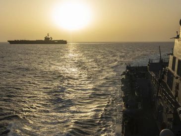 Fotografía tomada de la cuenta oficial en X del Comando Central de Estados Unidos @CENTCOM donde se muestra el buque USS Abraham Lincoln (CVN 72) transitando por el mar Arábigo. EFE/ @CENTCOM