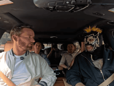 La polémica también reabre el debate sobre el papel de los influencers en entrevistas con figuras internacionales: entretenimiento espontáneo contra preparación periodística; más allá de la polémica, la gira confirmó que Malcolm el de en medio sigue siendo un fenómeno cultural entre el público latino.  YOUTUBE/PelucheEn ElEstuche