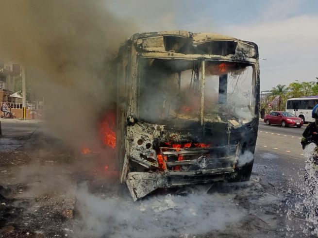 Elementos de bomberos acudieron rápidamente al sitio para controlar la emergencia. ESPECIAL