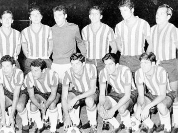 Durante la temporada regular 1969-1970 (se jugó de julio a diciembre de 1969), el formato tradicional coronó a un campeón indiscutible meses antes de que el balón mundialista rodara: las Chivas. EL INFORMADOR / ARCHIVO