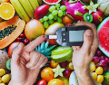 Aunque frutas y verduras son esenciales, existen alimentos que pueden disparar la glucosa y complicar el control de la diabetes. ESPECIAL / CANVA