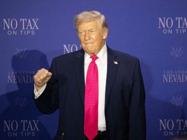 Donald Trump pronuncia un discurso durante un evento de la organización conservadora Turning Point, en Arizona. EFE/R. Churchill