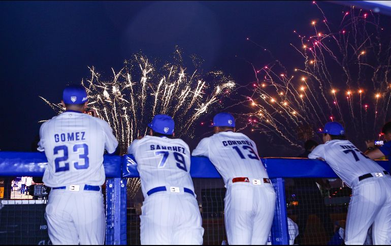 Pirotecnia ilumina el estadio Panamericano en el inicio de la temporada 2026 de la Liga Mexicana de Beisbol. CORTESÍA/Charros de Jalisco