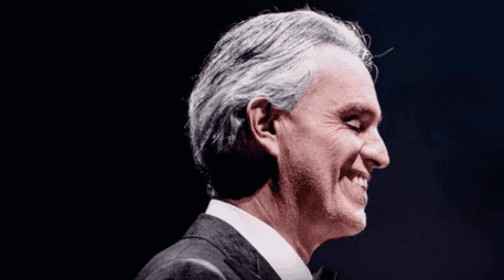 La posibilidad de escuchar canciones icónicas como “Vivo por ella” con un giro tropical ha provocado conversación entre fans y curiosidad entre quienes normalmente no siguen este tipo de espectáculos. FACEBOOK / @andreabocelli