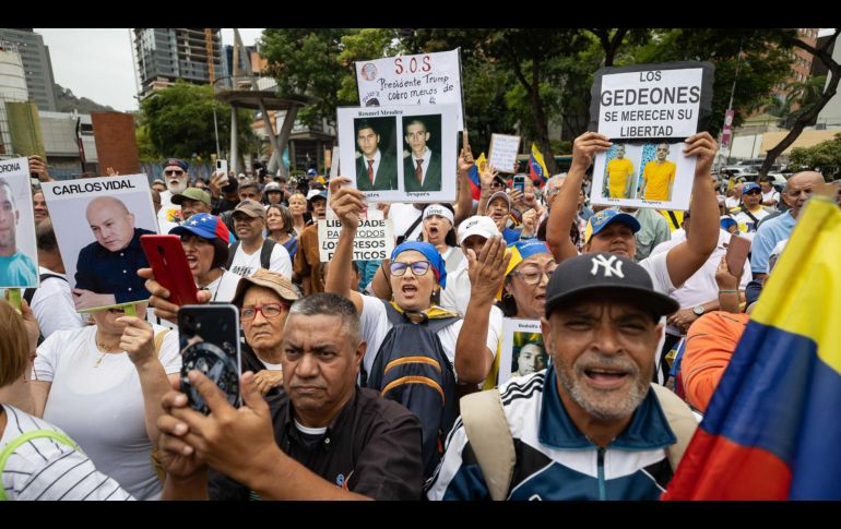 Personas gritan consignas durante una manifestación del sindicato de trabajadores este jueves, en Caracas. EFE/R. Peña