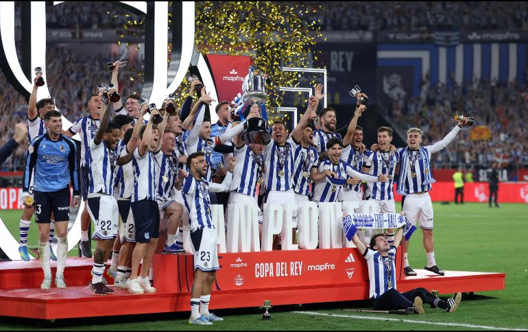 La Real pudo disfrutar de la cuarta Copa del Rey de su historia arropada por miles de aficionados en el estadio de La Cartuja de Sevilla. AFP/ T. COEX.