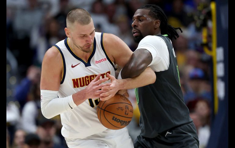 El segundo juego de la serie se disputará el próximo lunes, aún en Denver, antes de viajar a Minneapolis para los juegos 3 y 4. AFP/ M. STOCKMAN