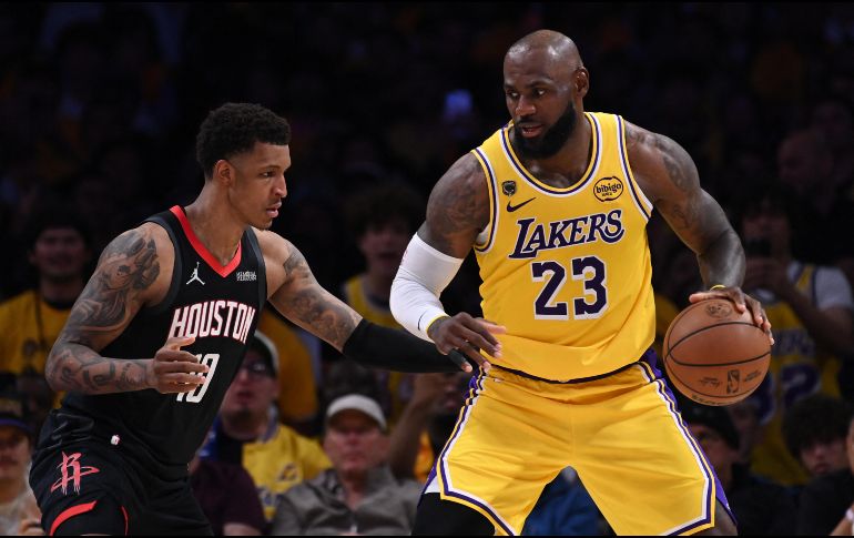 La experiencia y jerarquía que le faltó a Houston sin su mejor hombre, la puso LeBron James del otro lado, controlando las riendas dentro de la duela y repartiendo 13 asistencias con 19 unidades y 8 tablas. AFP/ J. OCAMPO.