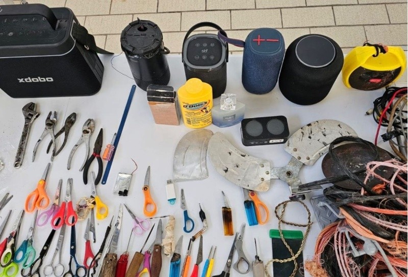 En total se aseguraron 11 envoltorios y cigarros con las características de la marihuana, así como ocho pipas presuntamente utilizadas para su consumo. ESPECIAL/Secretaría de Seguridad Estatal&nbsp;