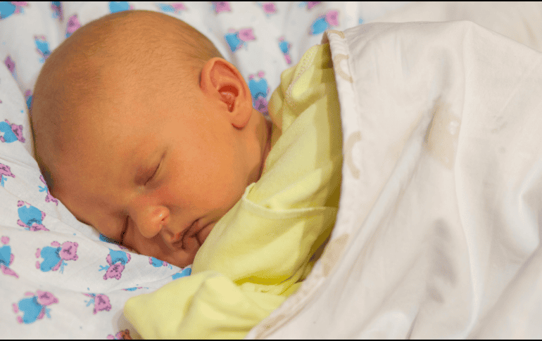 Aunque muchas familias lo recomiendan, no debe usarse el sol directo como sustituto del tratamiento médico. La exposición solar puede ser riesgosa para un recién nacido y no reemplaza la fototerapia profesional.  CANVA