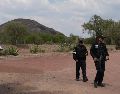 Policías patrullan las pirámides después de que las autoridades informaran que un hombre armado abrió fuego en Teotihuacán. AP/E. Verdugo