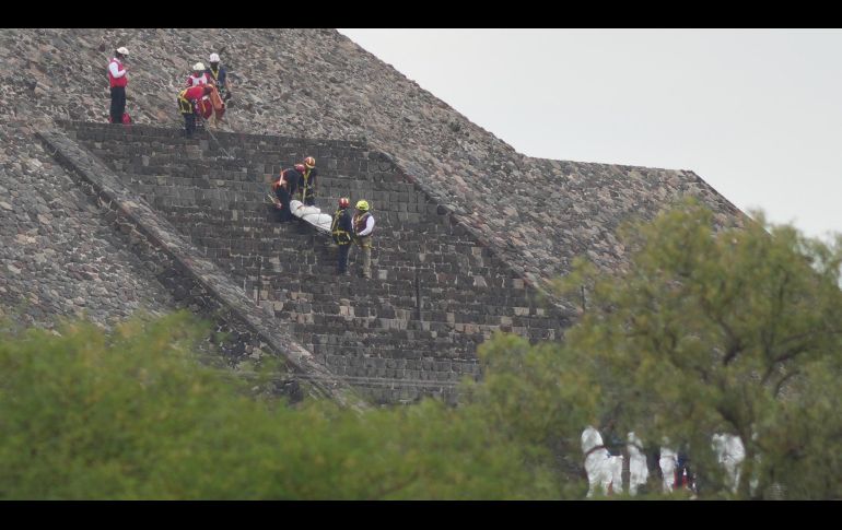 Forenses bajan el cadáver de una víctima por una pirámide después de que un hombre armado abriera fuego en Teotihuacán. AP/E. Verdugo