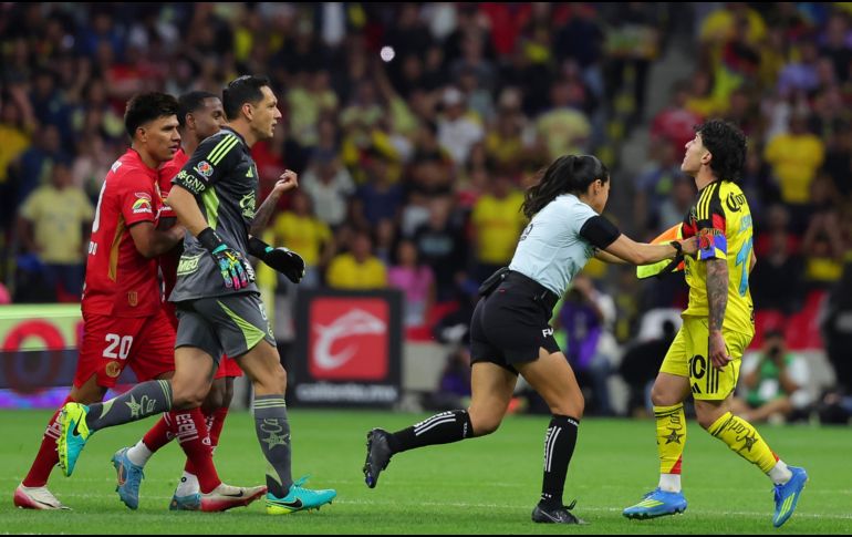 Alejandro Zendejas provocando al jugador del cuadro mexiquense Helinho en el conato de bronca. IMAGO7.