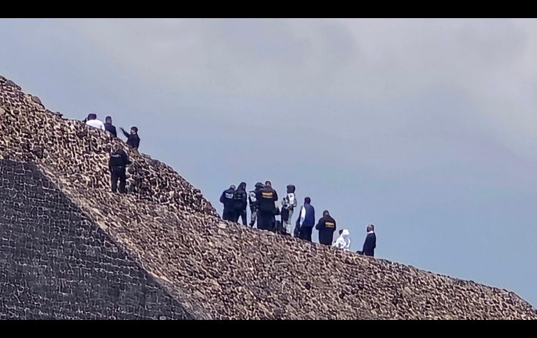 Integrantes de la Policía y peritos forenses resguardan la zona donde se registró un ataque con arma de fuego este lunes, en la zona arqueológica de Teotihuacán. EFE/M.Hartz