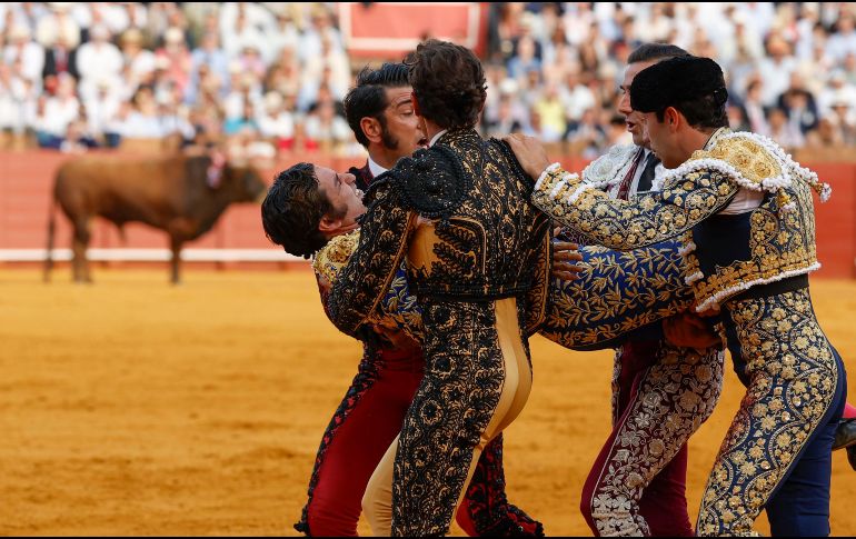 El matador fue trasladado de urgencia a un centro hospitalario sevillano para continuar con los cuidados y observar su evolución. EFE/ Julio Muñoz
