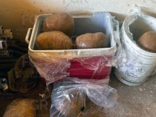 Durante el operativo, las autoridades aseguraron armas largas de diferentes calibres, cargadores, dos mil 683 cartuchos de distintos calibres, diversas sustancias, artefactos explosivos, un vehículo y nueve chalecos tácticos. CORTESÍA