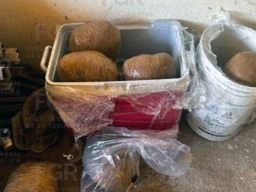 Durante el operativo, las autoridades aseguraron armas largas de diferentes calibres, cargadores, dos mil 683 cartuchos de distintos calibres, diversas sustancias, artefactos explosivos, un vehículo y nueve chalecos tácticos. CORTESÍA