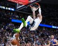 Donte DiVincenzo, de los Timberwolves de Minnesota, clava el balón durante la segunda mitad del juego frente a los Nuggets de Denver. AP/J. Dempsey