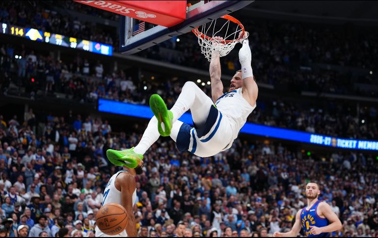 Donte DiVincenzo, de los Timberwolves de Minnesota, clava el balón durante la segunda mitad del juego frente a los Nuggets de Denver. AP/J. Dempsey