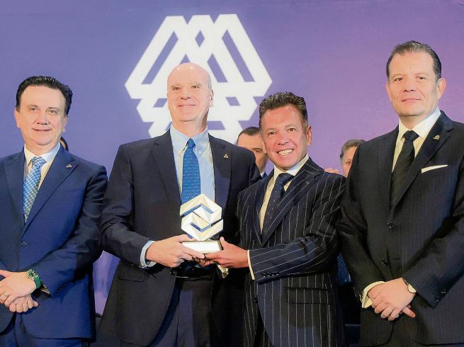 Luis Aranguren Tréllez recibió de manos del gobernador Pablo Lemus el Premio a la Trascendencia Empresarial “Carlos Gutiérrez Nieto”. EL INFORMADOR/ A. Navarro