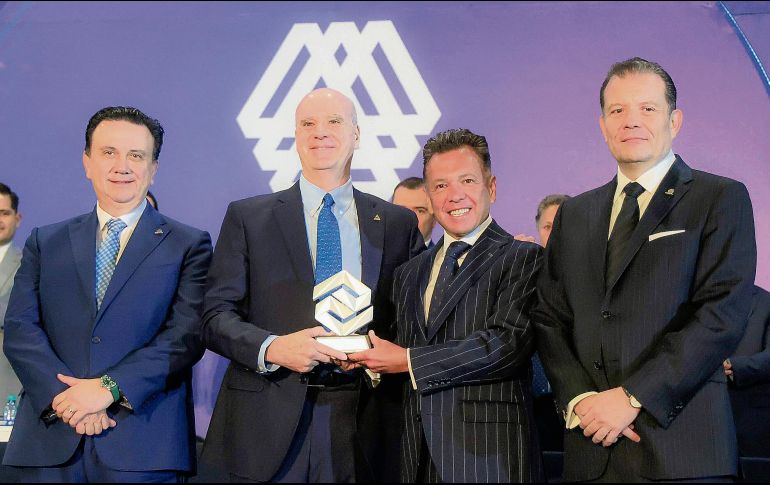 Luis Aranguren Tréllez recibió de manos del gobernador Pablo Lemus el Premio a la Trascendencia Empresarial “Carlos Gutiérrez Nieto”. EL INFORMADOR/ A. Navarro