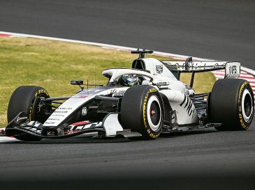 Checo Pérez podría sacar ventaja en duelos cerrados y mejorar su rendimiento. AFP