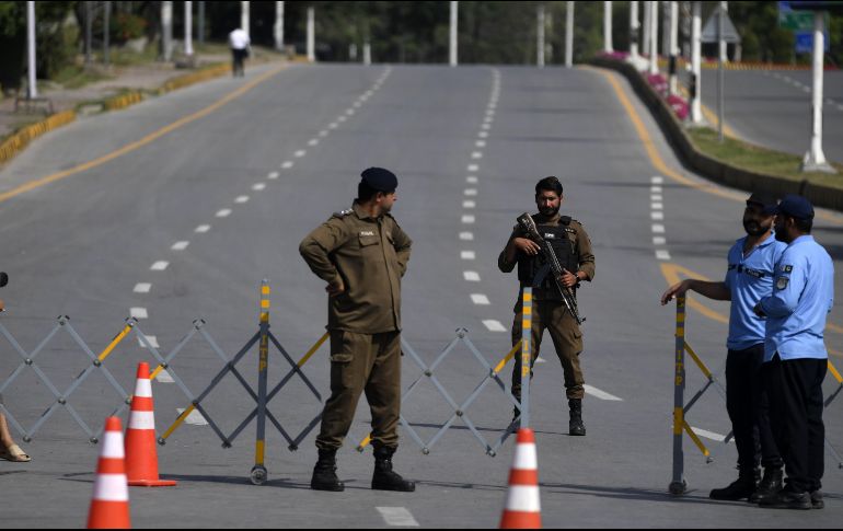 Elementos de seguridad de Pakistán montan guardia en la carretera que lleva a la Zona Roja, donde se ubican la mayoría de las misiones diplomáticas y oficinas gubernamentales, incluyendo la sede prevista para la segunda ronda de conversaciones de paz entre Estados Unidos e Irán. EFE/S. Shahzad