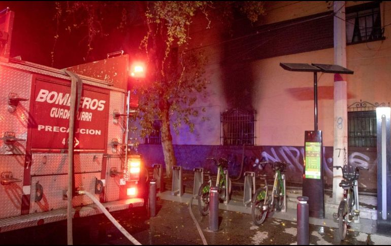 Las autoridades permanecieron en el lugar realizando las investigaciones correspondientes para determinar las causas que originaron el fuego en la vivienda de Guadalajara.  ESPECIAL