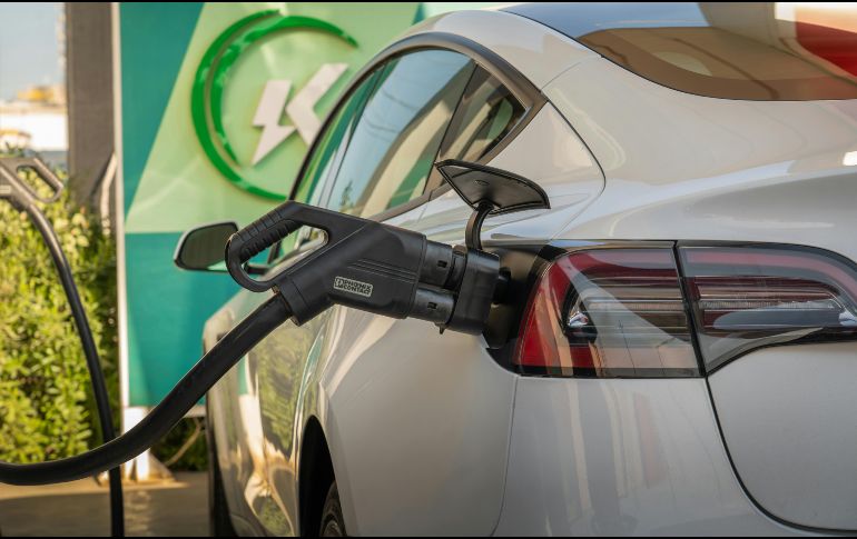 El ahorro en gasolina y la reducción de gastos impulsan la compra de vehículos eléctricos. PEXELS