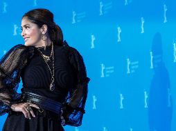 Salma Hayek dio de qué hablar por el mechón de canas que lució en el evento que se llevó a cabo en el Barker Hangar de Santa Mónica, California. EFE/ARCHIVO